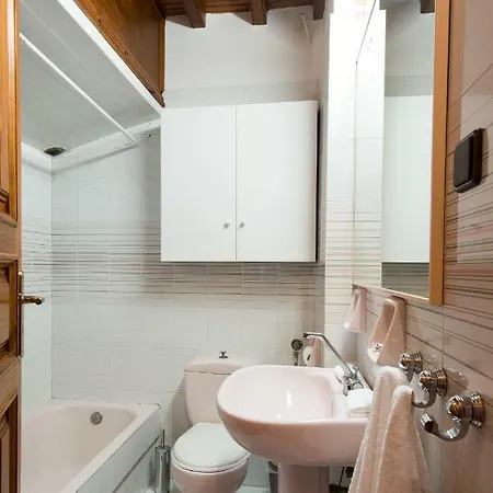 Luxury Traditional Three-bedroom House Pensión