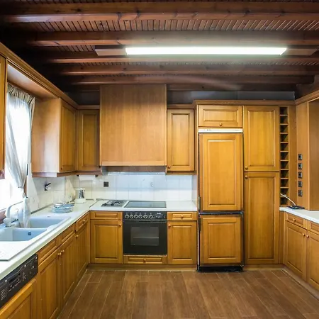 Luxury Traditional Three-bedroom House Pensión